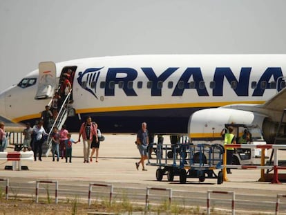 Un avión de Ryanair en el aeropuerto de Sevilla.