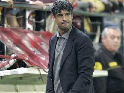 Frank Rijkaard, con cara de circunstancias en Vila-real.