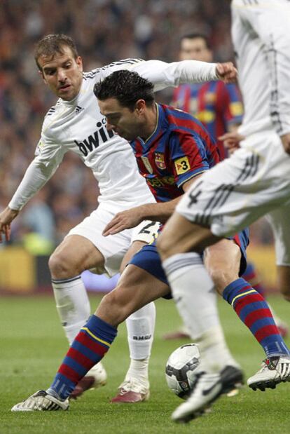 Van der Vaart y Ramos presionan a Xavi