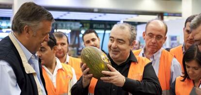 Santi Santamaría en una visita a Mercamadrid