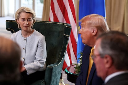 Ursula von der Leyen junto a Donald Trump, este domingo en Turnberry (Escocia).