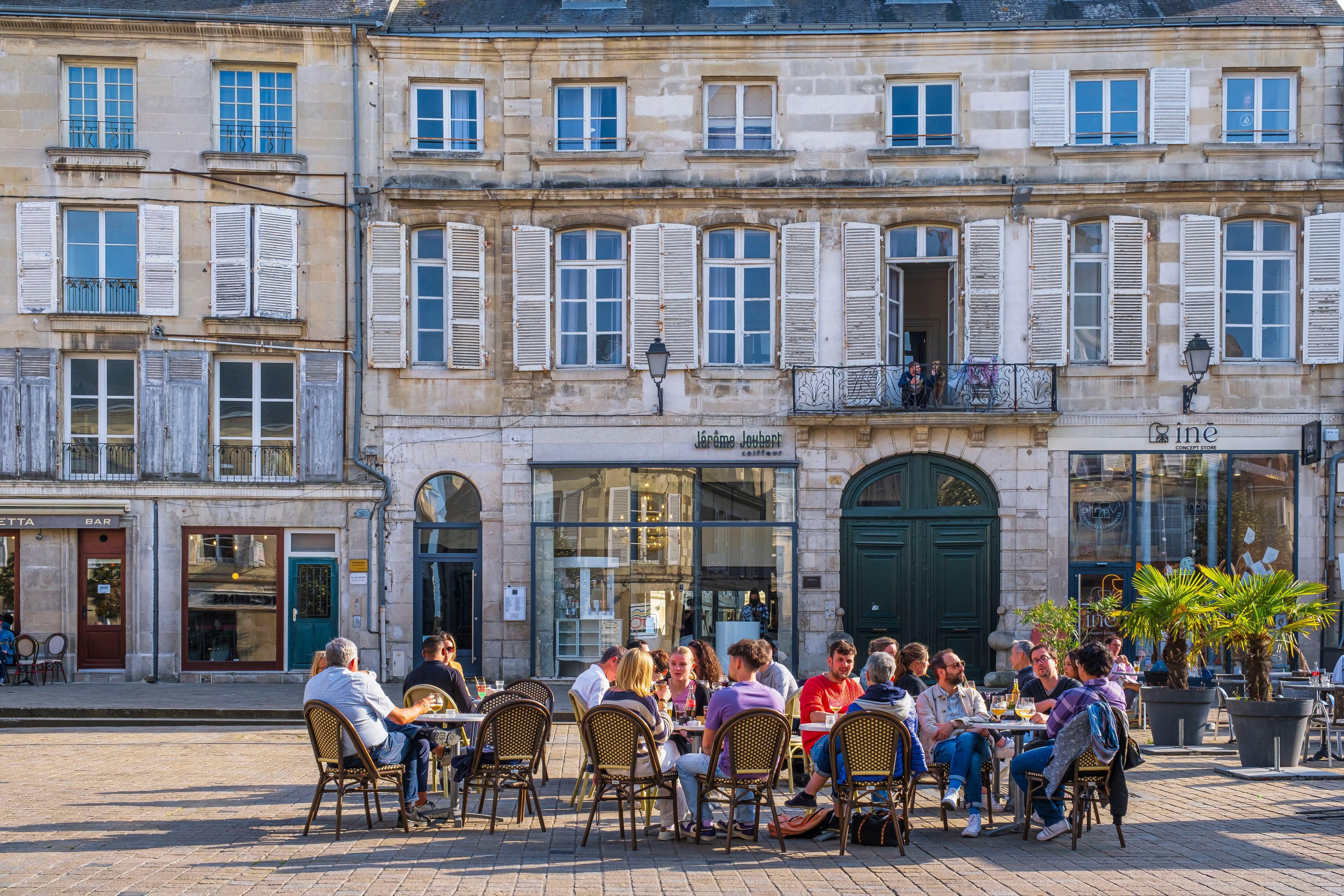 Terraza del café Le Petit Alphonse, en la plaza Alphonse Lepetit.