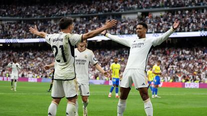 Brahim y Bellingham, los goleadores junto a Joselu, festejan el segundo tanto del Madrid al Cádiz.