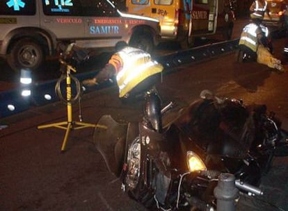 El accidentado y la moto, tirados en el Paseo del Prado.