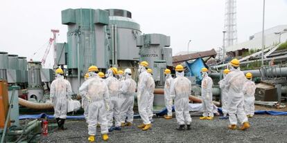 Los miembros de la Autoridad Nuclear de Japón inspeccionan la central nuclear de Fukushima el pasado día 23.