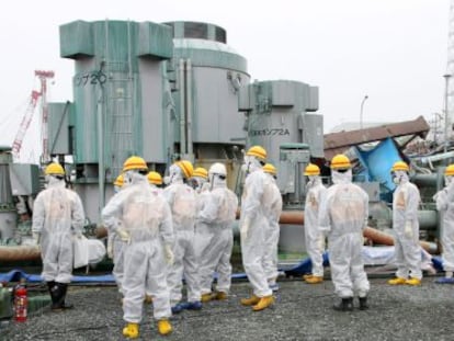 Los miembros de la Autoridad Nuclear de Jap&oacute;n inspeccionan la central nuclear de Fukushima el pasado d&iacute;a 23.
