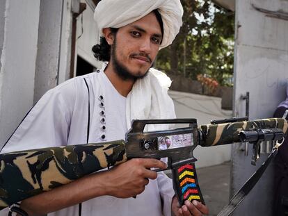 Bilal Shafiola, talibán de 19 años procedente de la provincia de Wardak, muestra el rifle casero que ha fabricado y que ha intentado sin éxito que sus jefes lo lleven al mercado.