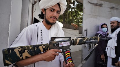 Bilal Shafiola, talibán de 19 años procedente de la provincia de Wardak, muestra el rifle casero que ha fabricado y que ha intentado sin éxito que sus jefes lo lleven al mercado.