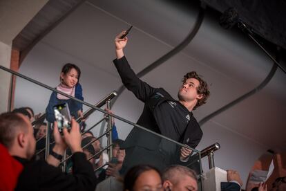 Carlsen hace un autorretrato durante la ceremonia de clausura, este miércoles en Almaty