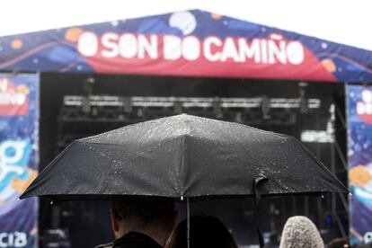 La lluvia se presentó en algunos de los conciertos del festival.
