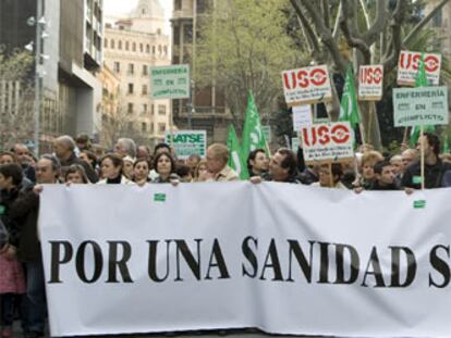 Manifestación de personal sanitario contra las nuevas exigencias de nivel de catalán, el miércoles en Palma.
