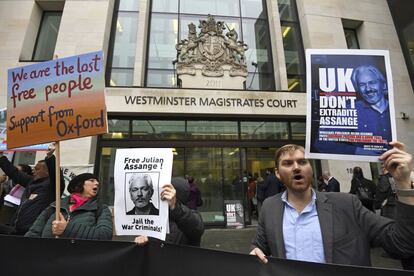 Un grupo de personas apoyan al fundador de Wikileaks, Julian Assange, frente al tribunal de magistrados de Westminster en Londres, donde se espera que Assange aparezca mientras trata de impedir la extradición a los Estados Unidos acusado de conspirar para piratear un ordenador del Pentágono.