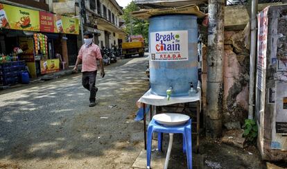 Un lugar en el que lavarse las manos en una de las calles de Cochin.