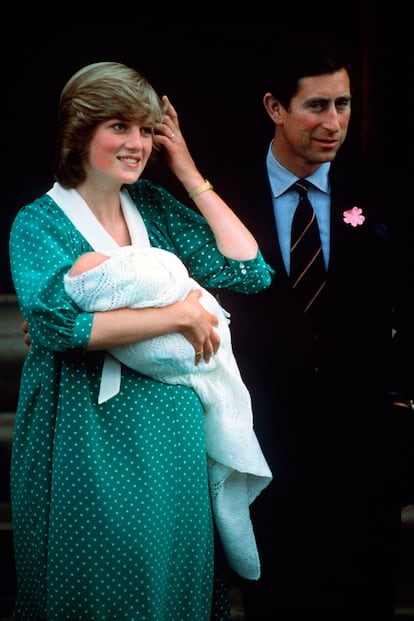 Diana lució este vestido de lunares al salir del hospital tras dar a luz a su primer hijo, Guillermo, en 1982. Tres décadas más tarde, Kate Middleton rendiría homenaje a este diseño con una pieza de Jenny Packham que también utilizó tras el nacimiento de Jorge.