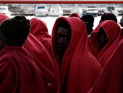 Inmigrantes que llegaron a Chafarinas a finales de octubre en el puerto deportivo de Melilla, donde han sido traslados por Salvamento Marítimo.