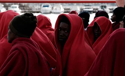 Inmigrantes que llegaron a Chafarinas a finales de octubre en el puerto deportivo de Melilla, donde han sido traslados por Salvamento Marítimo.