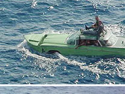 Los balseros intentan huir en un coche anfibio. Debajo, los mismos cubanos en su huida en el camión balsa en julio.