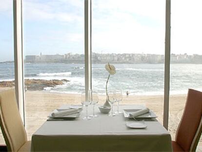 Desde el comedor de Playa Club se disfruta de una panorámica de la playa de Riazor con el perfil de A Coruña al fondo.