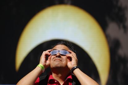 Turistas se reunieron para observar el eclipse desde la ciudad de Guadalajara, en el Estado de Jalisco (México). 