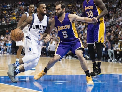 Calder&oacute;n trata de frenar a Jackson en un Dallas-Lakers.