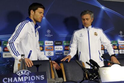 Xabi Alonso y José Mourinho se disponen, ayer, a dar la conferencia de prensa del Madrid.