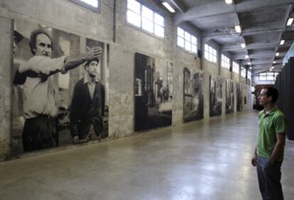 El músico Gorka Alda contempla las fotografías instaladas en la nave industrial donde se ubicará Chillida Lantoki.