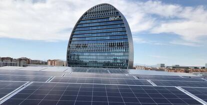 Paneles solares junto a la sede central de BBVA en Madrid, conocida como La Vela.