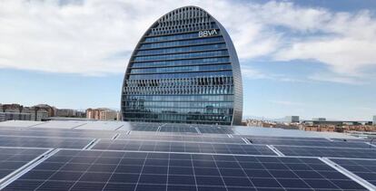 Paneles solares junto a la sede central de BBVA en Madrid, conocida como La Vela.  