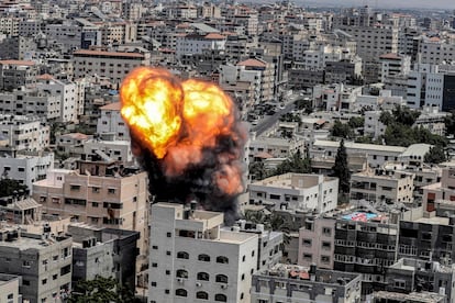 Una bola de fuego estalla tras un ataque aéreo israelí contra un edificio en Gaza.