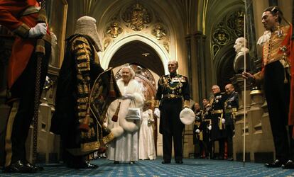 La reina Isabel II y el duque de Edimburgo charlan con el Lord Chancellor, Kenneth Clarke, a su llegada a la Cámara de los Lores.