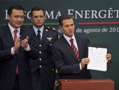 President Enrique Pe&ntilde;a Nieto (c), next to Energy Secretary Pedro Joaqu&iacute;n Coldwell (r) and Mexican Interior Minister Miguel Osorio Chong (l), shows the reform bill on Monday.