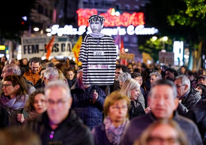 Imagen del 'president' de la Comunidad Valenciana, Carlos Mazón, portada por un manifestante.