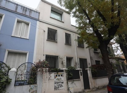 Fachada de la vivienda en la colonia de Fuente del Berro, en Madrid, donde Monasterio y Espinosa de los Monteros hicieron obras ilegales en 2006.