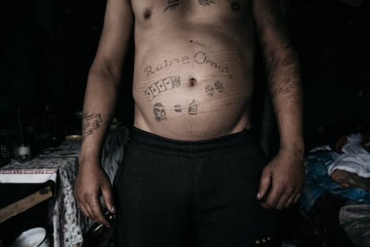 "A ruína dos homens" é a mensagem que um membro da comunidade Pata Rat tatuou em sua barriga.