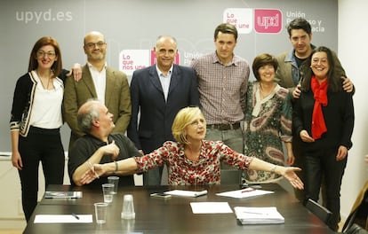 Rosa Díez, junto a Carlos Martínez Gorriarán (sentado), en la reunión del Consejo de Dirección del partido donde se presentaron los miembros de su nueva dirección, tras sustituir a los seis que dimitieron por discrepancias con la estrategia política, el 13 de abril de 2015.