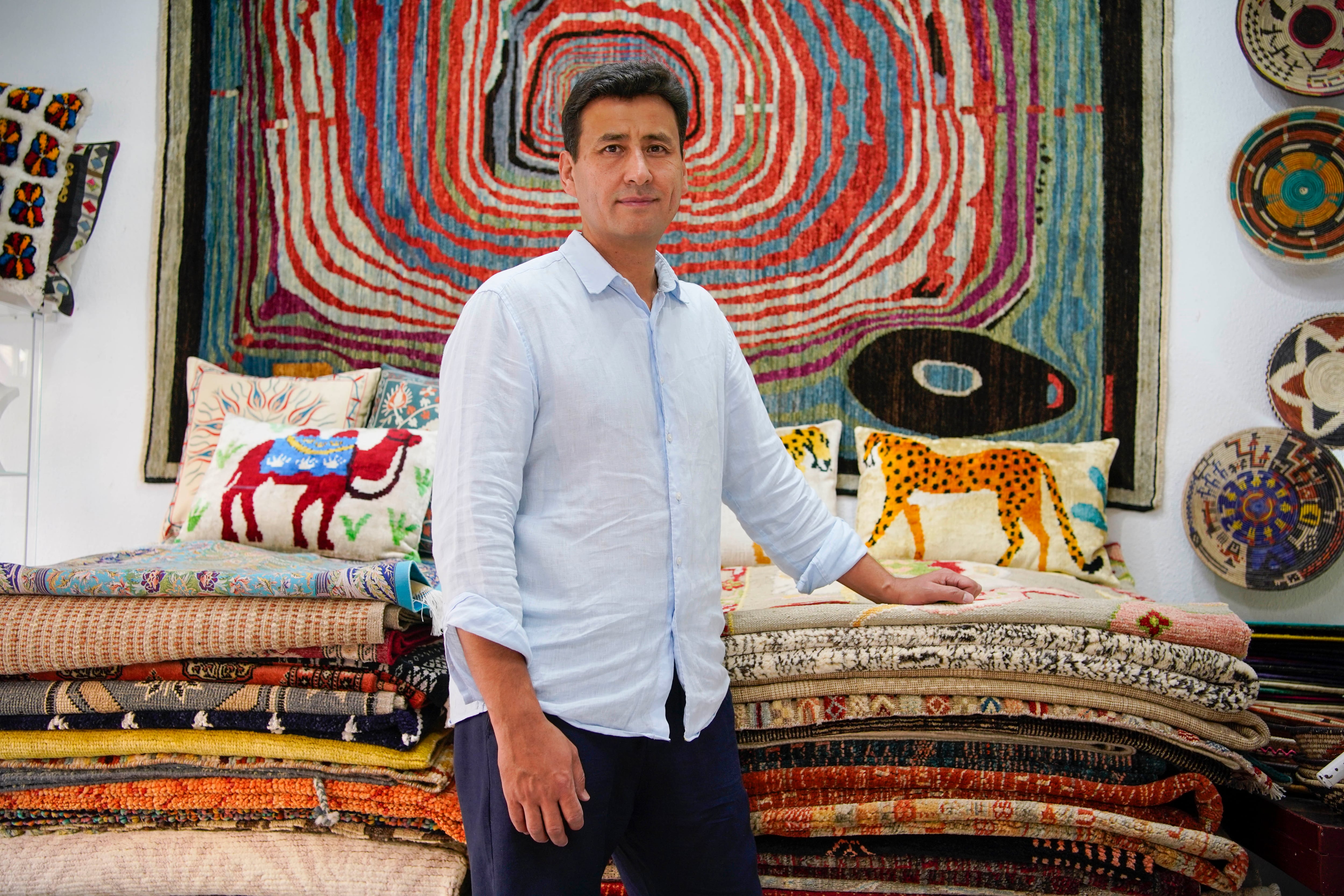 Abdul Hakeem, el dueño de la tienda de alfombras Tailak, posa en su tienda ubicada en el Rastro de Madrid.