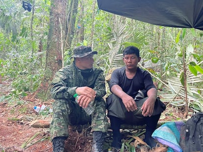 Fotografía cedida por las Fuerzas Militares de Colombia en la que se ve a Manuel Ranoque (d), padre de los cuatro niños desaparecidos en la selva mientras habla con un integrante del Ejército.