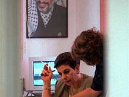 Hanan Ashraui (a la izquierda), fotografiada en su despacho con una ayudante.