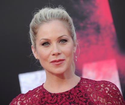 Christina Applegate. “Tuve miedo de repetirme a mí misma. Qué movimiento tan estúpido, ¿verdad?”. Así de franca se mostraba la intérprete californiana cuando admitió que el papel de la aspirante a abogada de 'Una rubia muy legal' que lanzó al estrellato a Reese Witherspoon la tuvo primero a ella como aspirante. Sin embargo, prefirió apostar por papeles más alejados del que había interpretado en la sitcom 'Matrimonio con hijos'. Más tarde el destino las unió y dieron vida a las hermanas de Rachel Green (Jennifer Aniston), Amy (Applegate) y Jill (Witherspoon) en 'Friends'.