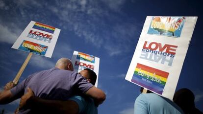 Casal celebra decis&atilde;o da Suprema Corte dos EUA.