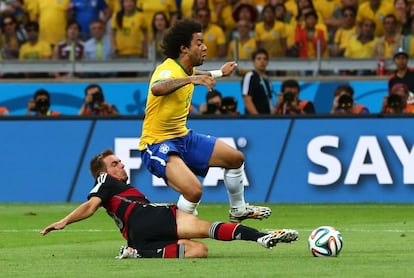 Philipp Lahm (i) hace una entrada al jugador brasileño Marcelo.