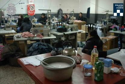 Imagen de uno de los talleres ilegales desmantelados por la policía en Usera, donde se empleaba a más de 50 personas.