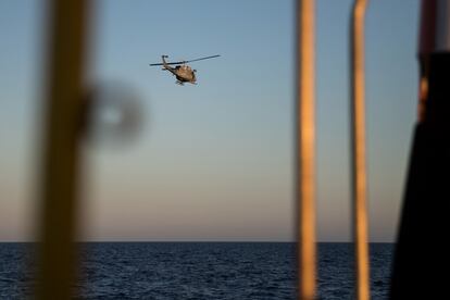 Un helicóptero del ejército italiano sobrevuela una patera, el 9 de junio.