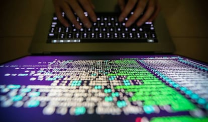 Un 'hacker' se infiltra en un sistema informático.