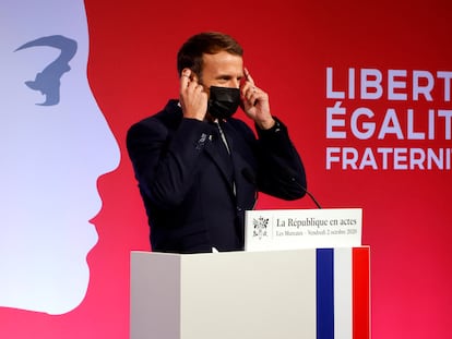 El presidente Emmanuel Macron, al final del discurso sobre el separatismo en Les Mureaux (Francia), este viernes.