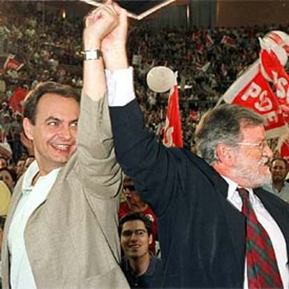Rodríguez Zapatero y Rodríguez Ibarra saludan a los simpatizantes socialistas en el mitin de anoche en Badajoz.