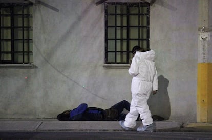 Peritos forenses trabajan en la zona donde fueron atacadas nueve personas este jueves, en el municipio de Celaya, en el Estado de Guanajuato.