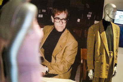 Al igual que Prince y Madonna, Elton John también luciría algunos modelos del diseñador italiano. En la imagen, una de las chaquetas que el cantante vistió de la firma.