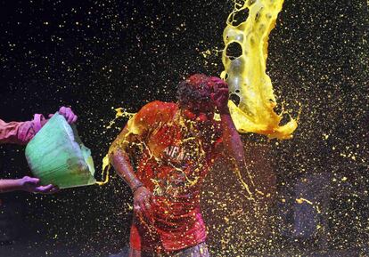 El Sadar Bazar de la parte antigua de la capital india se llena de polvos de colores, de pistolas de agua, globos y aerosoles para celebrar el festival Holi. En la imagen, un hombre se moja con agua de colores durante la celebración del Holi en Chennai (India), 17 de marzo de 2014.