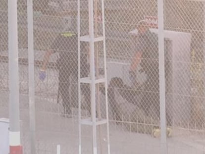 Los inmigrantes capturados por la Guardia Civil al saltar la valla de Ceuta son devueltos inmediatamente al lado marroquí incluso si han llegado a pisar suelo español